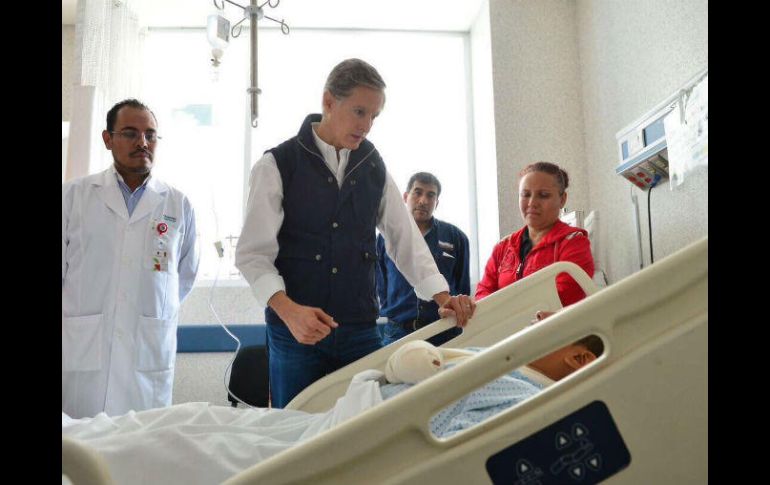 Alfredo del Mazo visitó a lesionados en el Hospital de Las Américas. TWITTER / @alfredodelmazo