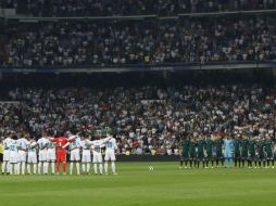 El público en el Bernabéu y los jugadores en el campo guardaron silencio de manera respetuosa durante 60 segundos. EFE / J. Martín