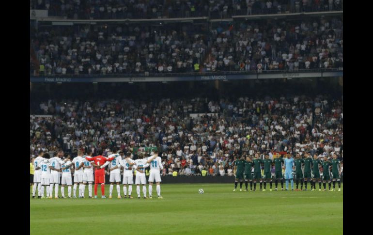 El público en el Bernabéu y los jugadores en el campo guardaron silencio de manera respetuosa durante 60 segundos. EFE / J. Martín