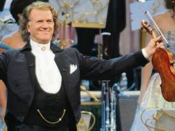 El violinista André Rieu al lado de su orquesta hace de su presentación, un momento ameno y divertido. NTX / ARCHIVO