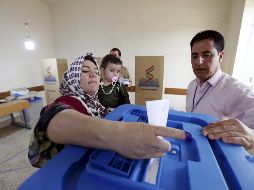 Una mujer kurda vota en el referéndum de independencia en un centro electoral en Erbil, en la región autónoma del Kurdistán.