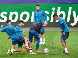 Zinedine Zidane (c) disputa el balón con sus pupilos del Real Madrid durante el entrenamiento de ayer de cara a su próximo partido.