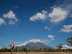 El volcán Agung se ve desde el pueblo de Datah en Karangasem.