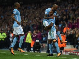 Sterling (C) celebra el segundo gol del Manchester City, anotado en los minutos finales del partido.