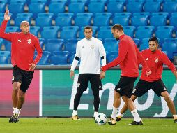 Entrenamiento. El portero brasileño Julio César, el delantero suizo Haris Seferovic y el delantero mexicano Raúl Jiménez, del Benfica, se preparan para el partido contra el Basel.