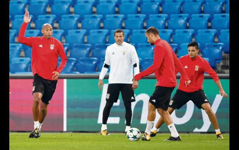 Entrenamiento. El portero brasileño Julio César, el delantero suizo Haris Seferovic y el delantero mexicano Raúl Jiménez, del Benfica, se preparan para el partido contra el Basel.