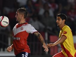 Lucas Rodriguez (Veracruz) y Jorge Zárate (Morelia) se disputan el balón durante el partido.