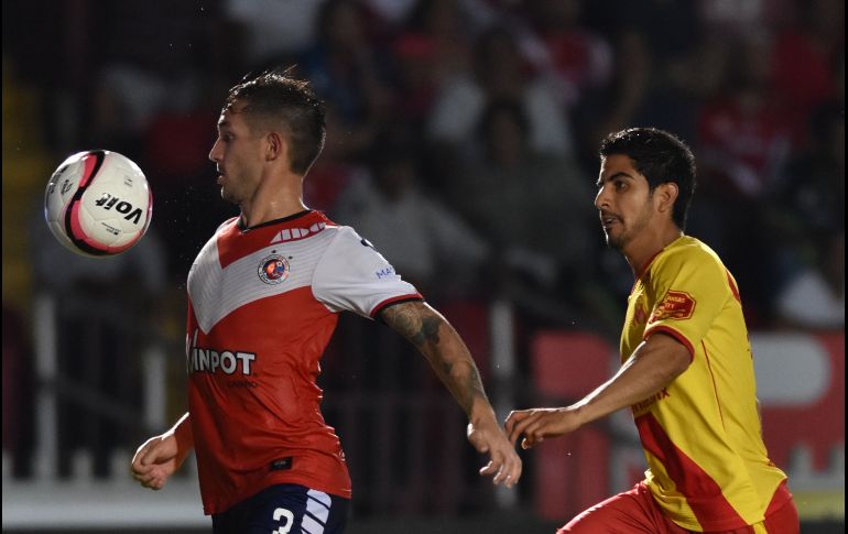 Lucas Rodriguez (Veracruz) y Jorge Zárate (Morelia) se disputan el balón durante el partido.