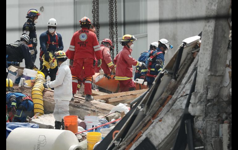 Brigadas rescatan un cuerpo. Suman 21 personas fallecidas en ese lugar, tras el sismo la semana pasada. EFE/J. Méndez