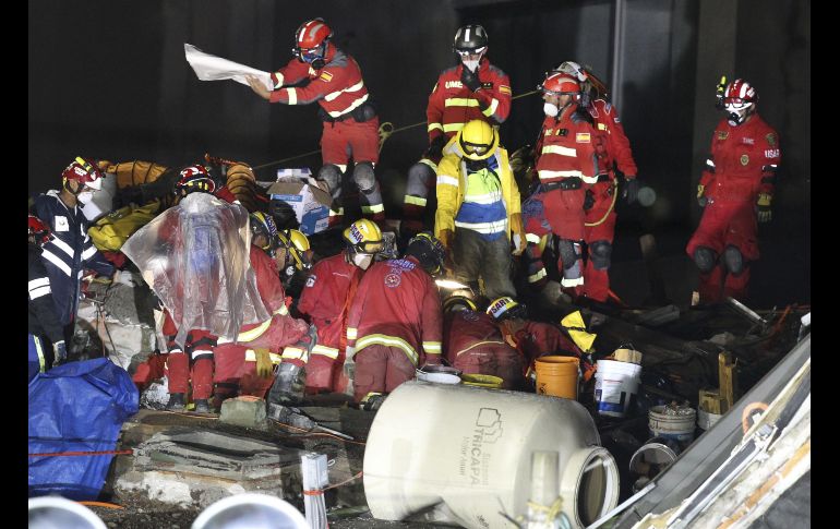 Miembros de la Unidad Militar de Emergencia española trabajan en el edificio de la avenida Álvaro Obregón 286, colapsado por el sismo del 19 de septiembre. EFE/U. Ruiz