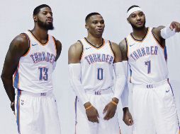 Westbrook (centro) celebró las llegadas al Thunder de Paul George (izq.) y Carmelo Anthony (der.). AP/S. Ogrocki