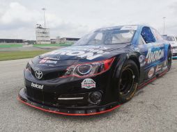 A punto. Rogelio López agradeció a sus mecánicos el trabajo hecho en su coche, lo cual le permitió conquistar por segunda vez en el año una pole dentro del campeonato 2017 de la Nascar Peak México Series. TWITTER/@rogerdriver