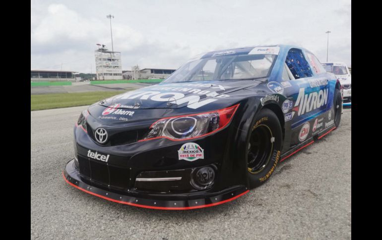 A punto. Rogelio López agradeció a sus mecánicos el trabajo hecho en su coche, lo cual le permitió conquistar por segunda vez en el año una pole dentro del campeonato 2017 de la Nascar Peak México Series. TWITTER/@rogerdriver