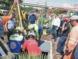 Elementos de Protección Civil de Nuevo León, durante la recuperación del cuerpo de la mujer desaparecida tras caer a un socavón. SUN