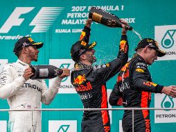 Max Verstappen, Lewis Hamilton y Daniel Ricciardo festejan tras la carrera.