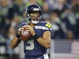 Russell Wilson conectó dos pases de anotación dentro de sus 21 completos para anotarse 295 yardas totales. AFP/J. Ferrey