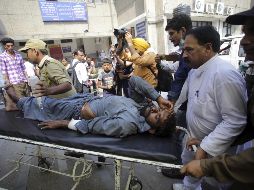 Un hombre herido durante fuego cruzado en la frontera entre la India y Pakistán, es trasladado a un hospital en Jammu. EFE/J. Singh