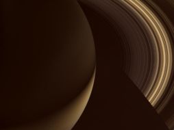 La imagen muestra el lado de los anillos de Saturno iluminado por el Sol desde unos siete grados sobre el plano del anillo. TWITTER / @CassiniSaturn