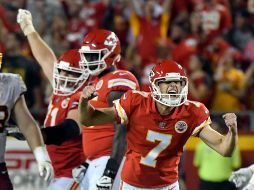 Harrison Butker (7) conectó un gol de campo de 43 yardas con ocho segundos por jugar, para ayudar a los Jefes a su cuarto triunfo del año. AP/E. Zurga