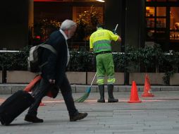 Un trabajador del Servicio de Limpieza realiza su tarea en las inmediaciones del Mercado de Sant Antoni, que permanece cerrado por la huelga general convocada para hoy en Cataluña. EFE/J. Cárdenas