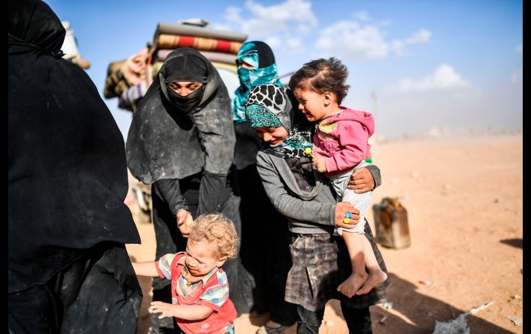 La mayoría de las familias se dirigen hacia el norte, en dirección a la vecina provincia de Al Hasaka. AFP/B. Kilic