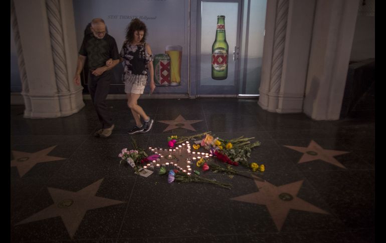 Varios paseantes miran un monumento improvisado sobre la estrella de Tom Petty y los Heartbreakers en la caminata de la fama de Hollywood. AFP