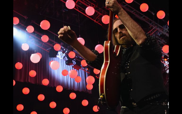 Tom Petty toca en un concierto durante su Tour de 40 Aniversario en la Bridgestone Arena en Nashville, Tennessee. AFP