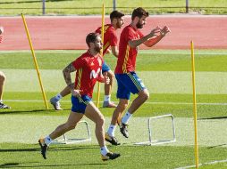 Los jugadores de la Selección española Sergio Ramos (izquierda) y Gerard Piqué (derecha) durante el entrenamiento realizado en la Ciudad del Futbol de Las Rozas. EFE