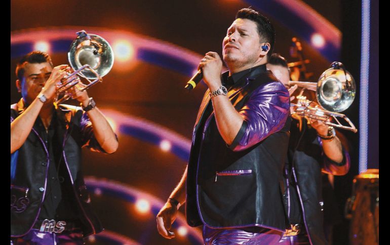 Los miembros de la Banda MS no desperdiciaron la ocasión de felicitar a este medio. EL INFORMADOR/ARCHIVO