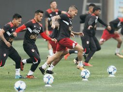 Los peruanos Raúl Ruidíaz (izquierda), Miguel Trauco (centro) y Paolo Guerrero (derecha), durante la práctica previa a la visita de hoy a la Selección de Argentina. EFE