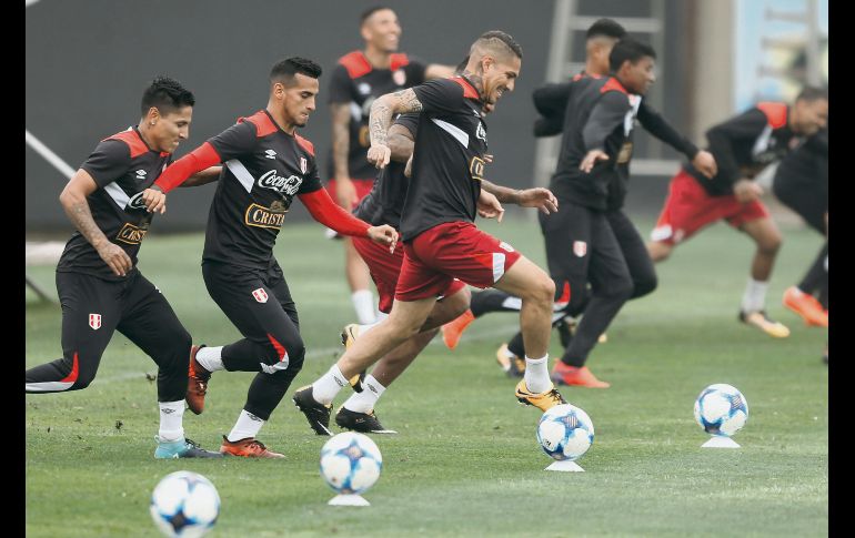 Los peruanos Raúl Ruidíaz (izquierda), Miguel Trauco (centro) y Paolo Guerrero (derecha), durante la práctica previa a la visita de hoy a la Selección de Argentina. EFE