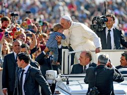 El Papa Francisco besa a un niño durante su audiencia general de los miércoles en la plaza de San Pedro. EFE/A. Di Meo