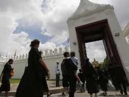 Ciudadanos esperan cola para mostrar sus respetos al fallecido rey Bhumibol Adulyadej en el Gran Palacio en Bangkok. EFE/N. Sangnak