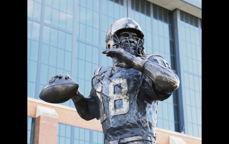 Con una estatua, los Colts de Indianápolis inmortalizan el legado de Peyton Manning con la franquicia, con la que ganó un Super Bowl y con la que consiguió cuatro premios al Jugador Más Valioso de la NFL. AP/D. Cummings