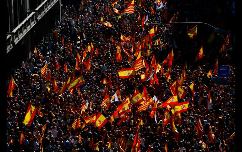 Miles de habitantes salieron hoy a las calles de Barcelona para reclamar la unidad de España frente al proceso secesionista en Cataluña. AFP/P. Barrena