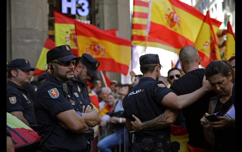 Policías observan la marcha. AP/E. Morenatti