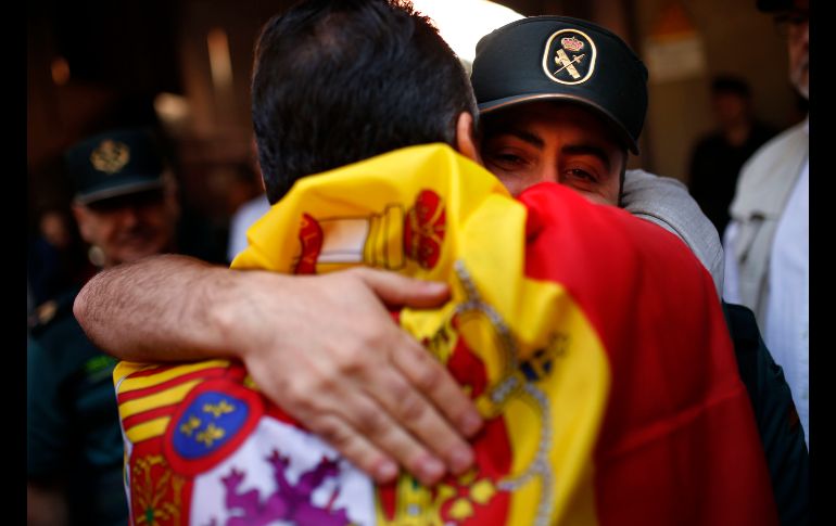 Un manifestante abraza a un policía de la Guardia Nacional antes de marchar en la manifestación. AP/F. Seco