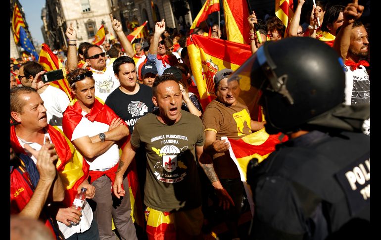 Manifestantes enfrentan a Mossos d'Esquadra, elementos de la policía regional de Cataluña. AP/F. Seco