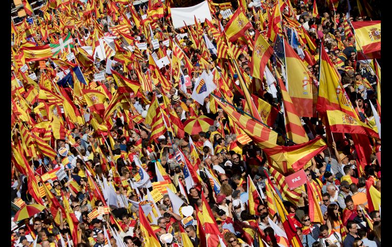 Cientos de miles de personas salieron ayer a las calles de la capital catalana a favor de la unidad de España. NTX/A. Salamé