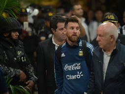 Messi arriba a un hotel en Guayaquil. Los pamperos dependen de una victoria en Ecuador para asegurar al menos la Repesca. AFP/R. Buendía