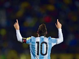 Legendario. El “10” argentino marcó por primera ocasión en su carrera un “hat-trick” en encuentros de eliminatoria mundialista y le dio un respiro a su Selección. AFP/R. Buendía