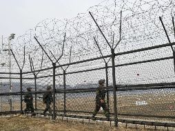 La DMZ es una franja de cuatro kilómetros de ancho plagada de minas que recorre la frontera entre ambos países. AFP/ARCHIVO