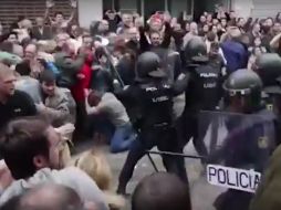 En un video divulgado por HRW, se aprecia cómo los policías golpean fuertemente a manifestantes que nunca los agredieron. ESPECIAL/HRW