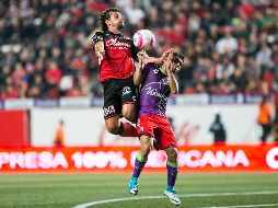 Matias Aguirregaray, de Tijuana; y Daniel Villalva, de Veracruz, se disputan el balón durante el juego. MEXSPORT