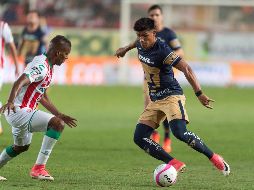 Brayan Beckeles, de Necaxa; y Jesus Gallardo, de Pumas, se disputan el balón durante el partido. MEXSPORT/A. Juárez