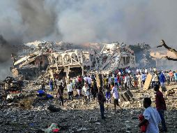 Algunos de los edificios de la principal calle comercial de Mogadiscio han quedado totalmente destruidos por las explosiones y se teme que haya cadáveres bajo los escombros. AFP/M. Abdiwahab