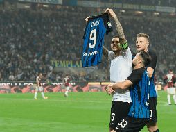 Mauro Icardi es felicitado por sus compañeros tras el triplete de ayer. AFP