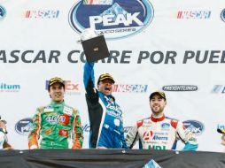 Podio. José Luis Ramírez (centro) festeja tras conseguir ayer su primer triunfo de la temporada. ESPECIAL/NASCAR