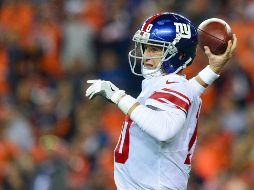 El mariscal de campo de los Gigantes, Eli Manning, completó 11 de sus 19 intentos para acumular 128 yardas. AFP/D. Bradford