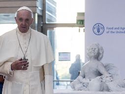 El Papa bendijo una estatua de mármol del artista italiano Luigi Prevedel que representa a Aylan, el pequeño refugiado sirio ahogado en octubre de 2015. EFE/A. Carconi